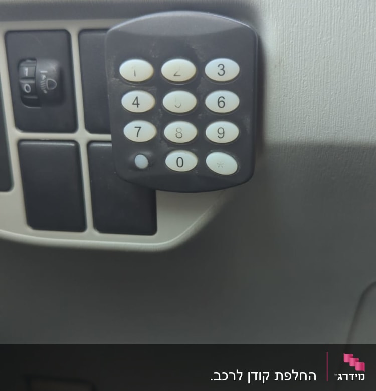 לוח מקשים מספרי ברכב עם כפתורים שחורים